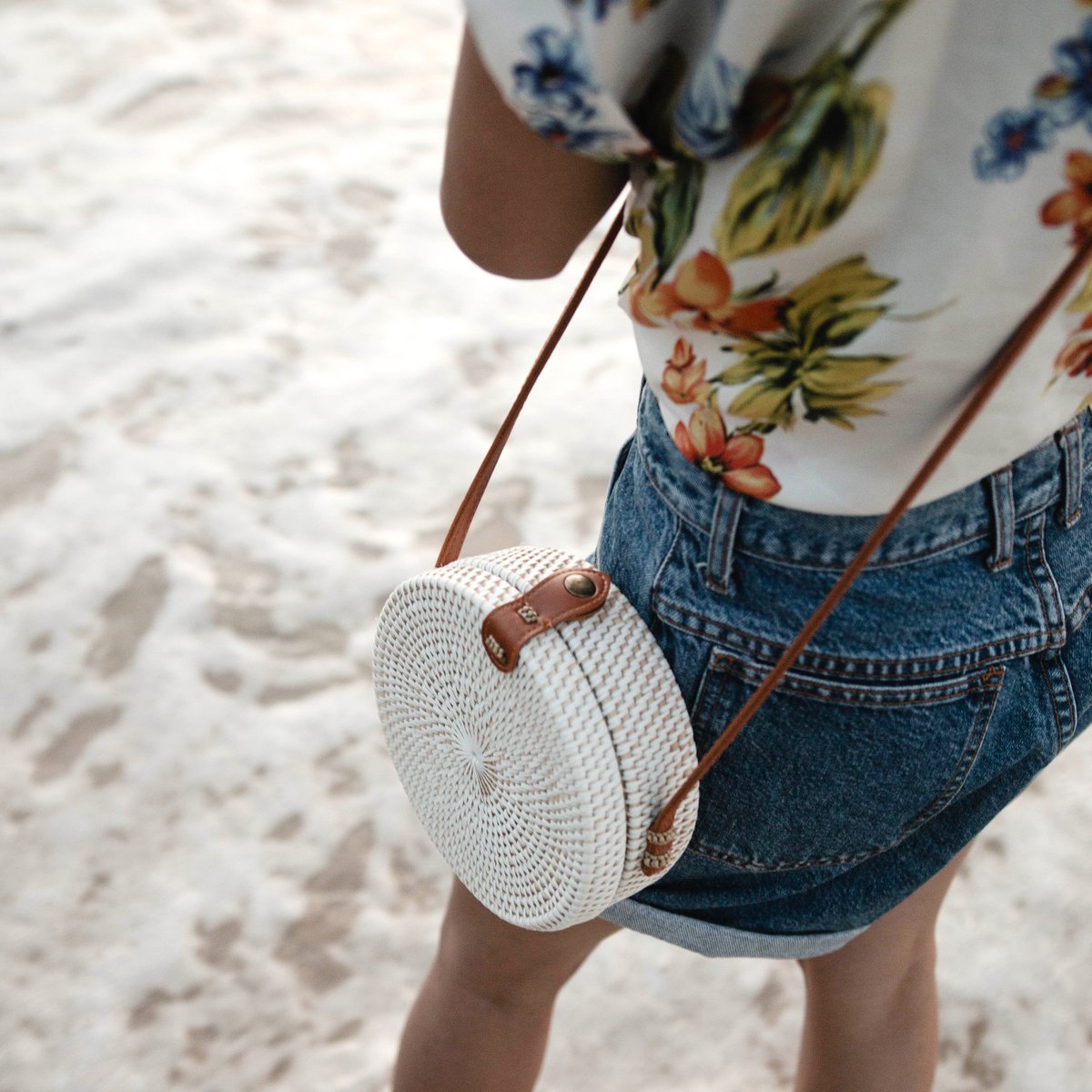 Ronde rotan tas witte handgemaakte crossbody tas met synthetische lederen riemen schoudertas Boho Bali tas SENJA (wit)