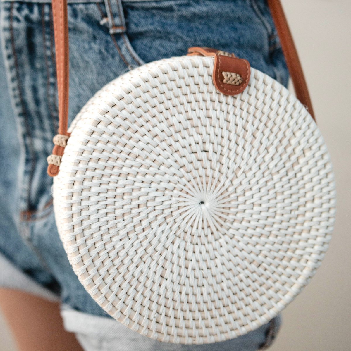 Ronde rotan tas witte handgemaakte crossbody tas met synthetische lederen riemen schoudertas Boho Bali tas SENJA (wit)